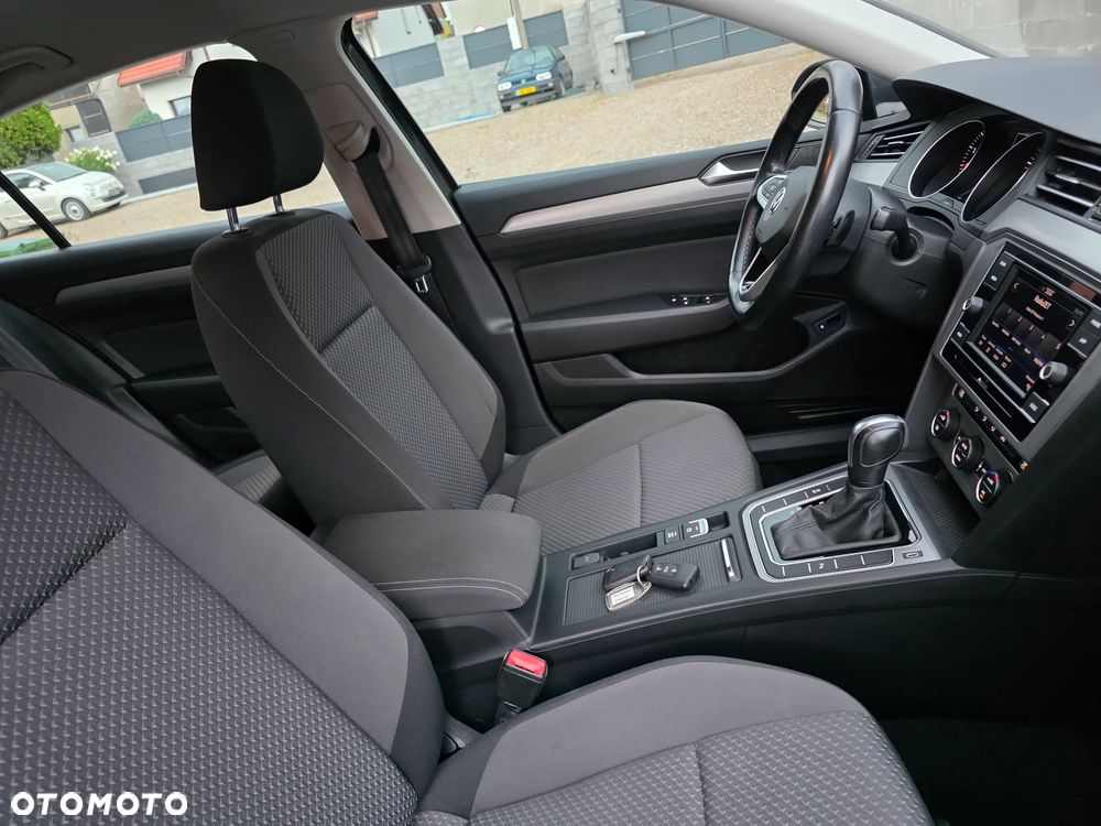 Volkswagen Passat - 32