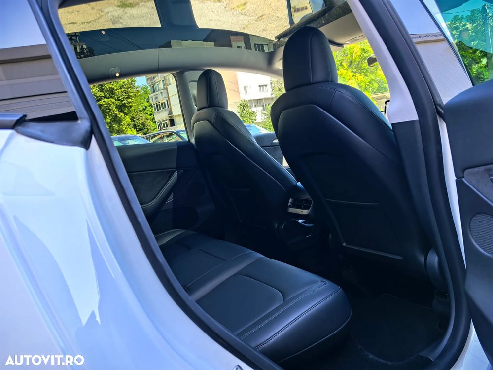 Tesla Model Y Long Range Dual Motor AWD - 13