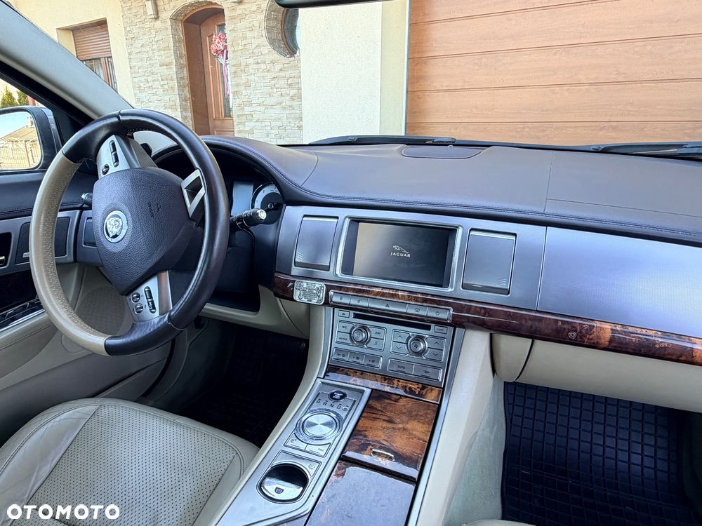 Jaguar XF 2.7 V6 Premium Luxury - 27