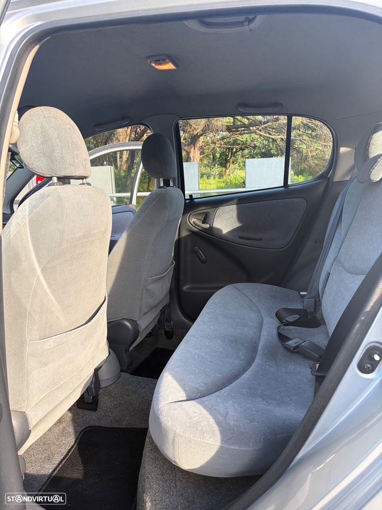 Toyota Yaris 1.0 Base C/Radio - 7