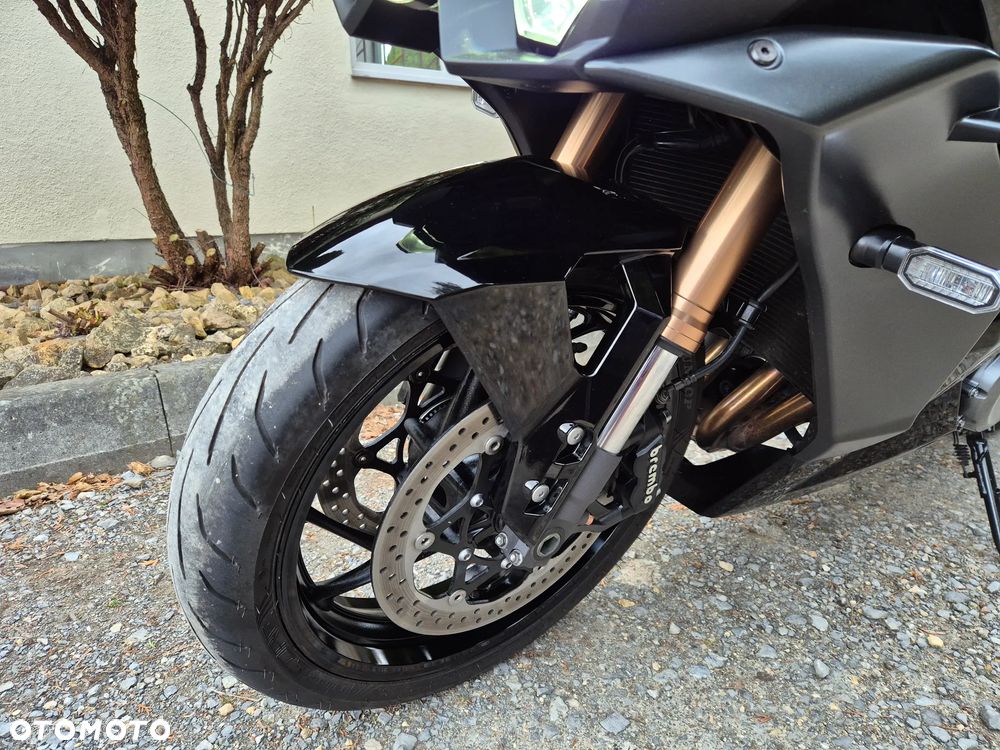 Suzuki GSX 1000 - 23