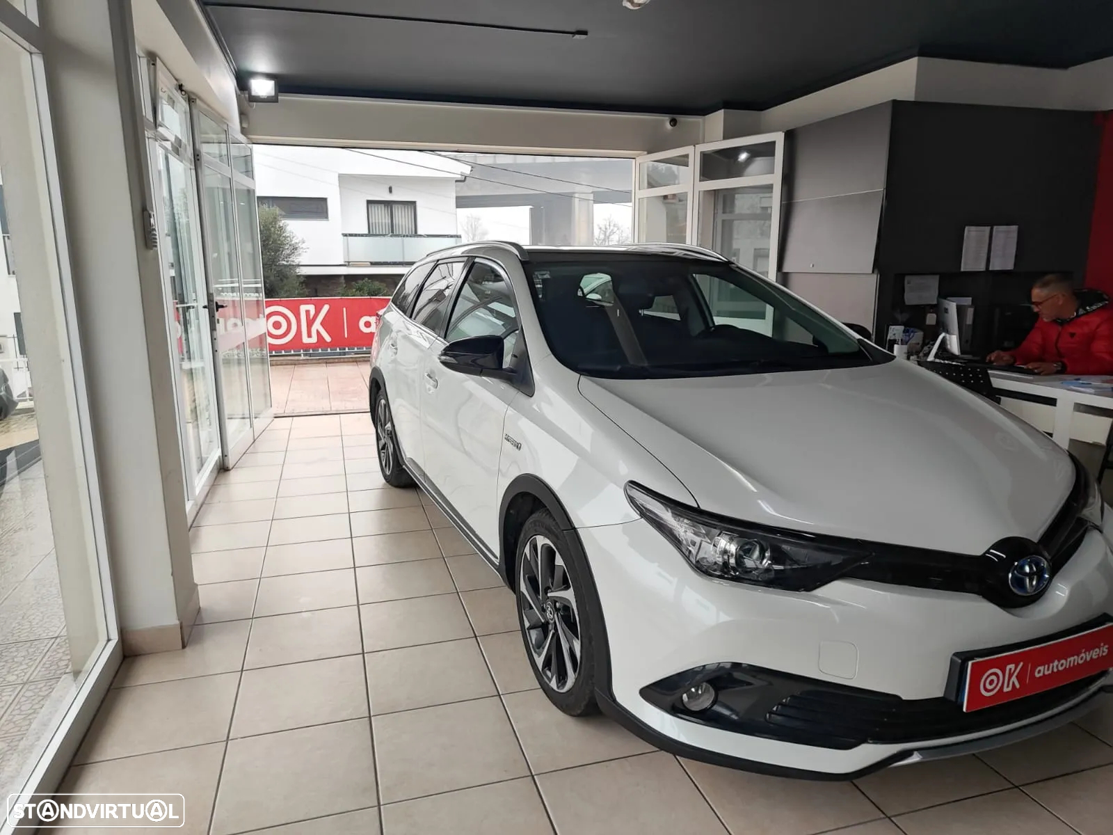 Toyota Auris Touring Sports 1.8 HSD Comfort+P.Sport - 2
