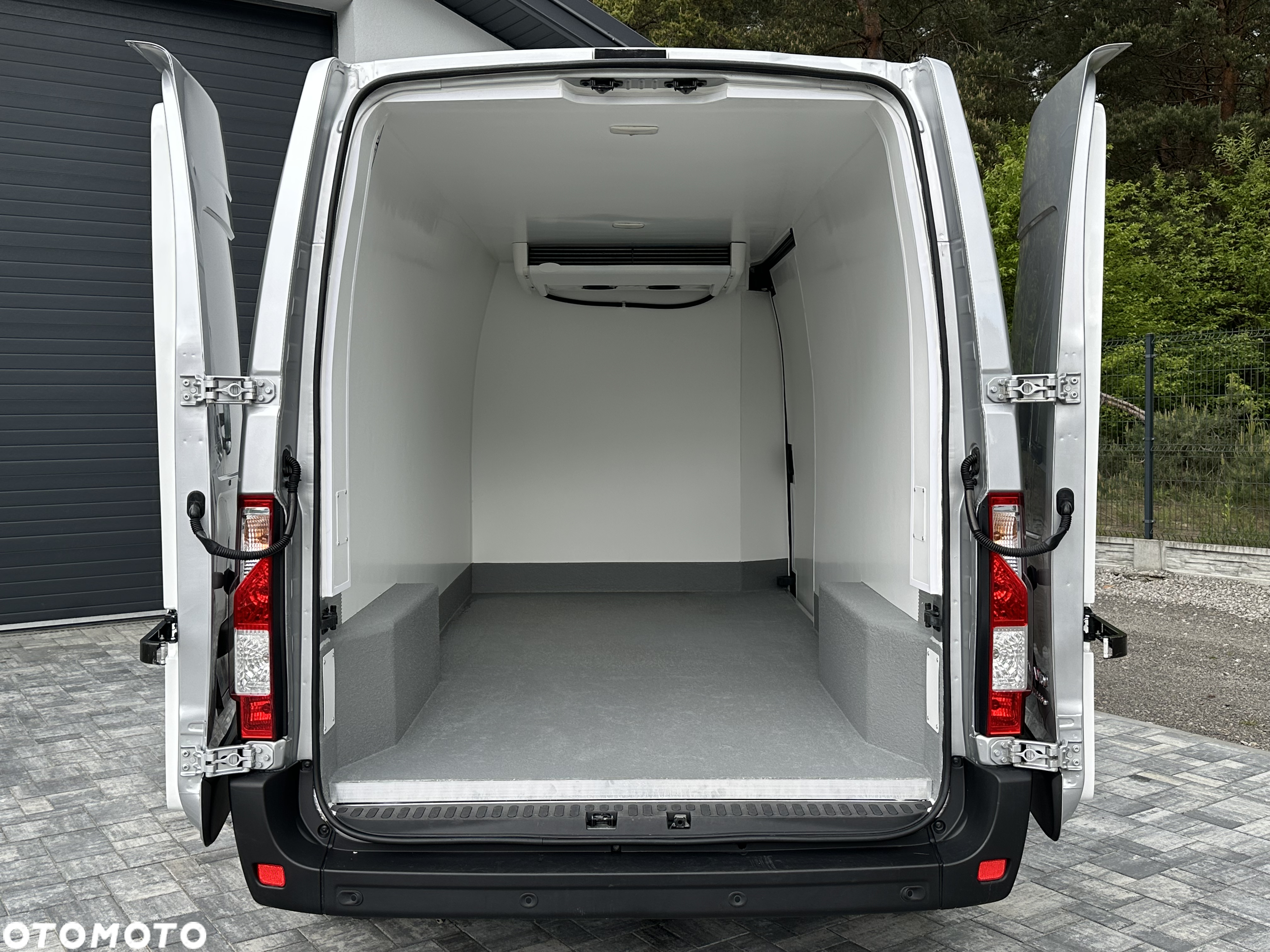 Renault Master L3H2 Chłodnia Carrier Xarios 350 / Zasilanie postojowe 230V / Bogata wersja wyposażenia / Lakier srebrny metalik / Salon PL / FV23% - 9