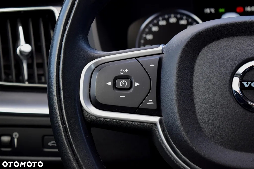 Volvo XC 60 T5 AWD Momentum Pro - 19