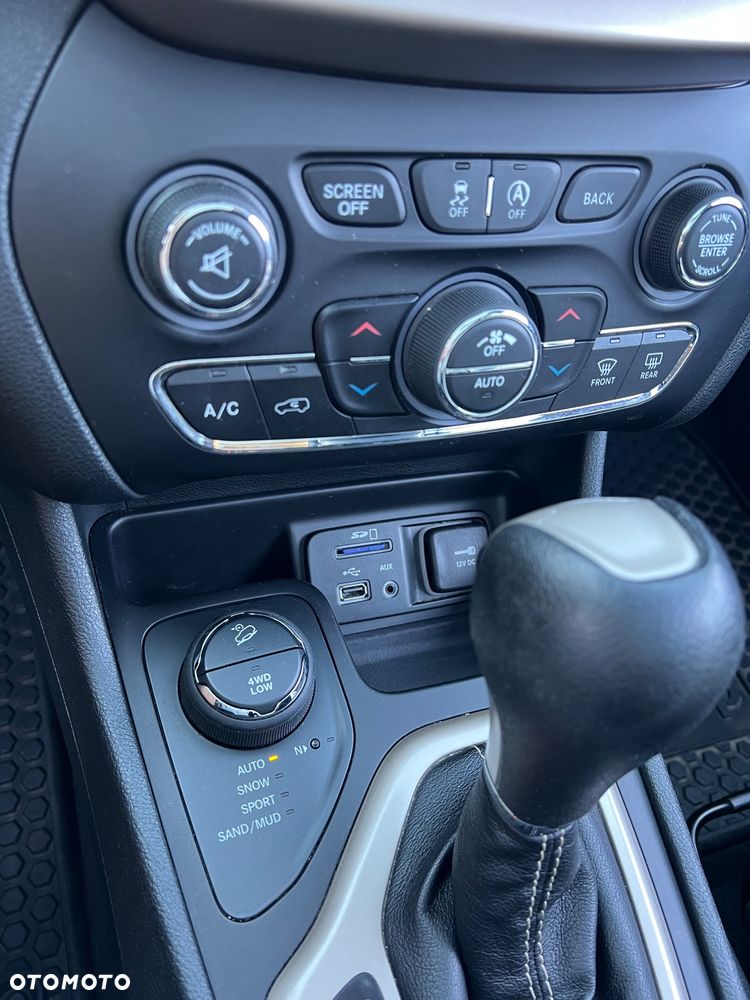 Jeep Cherokee - 16