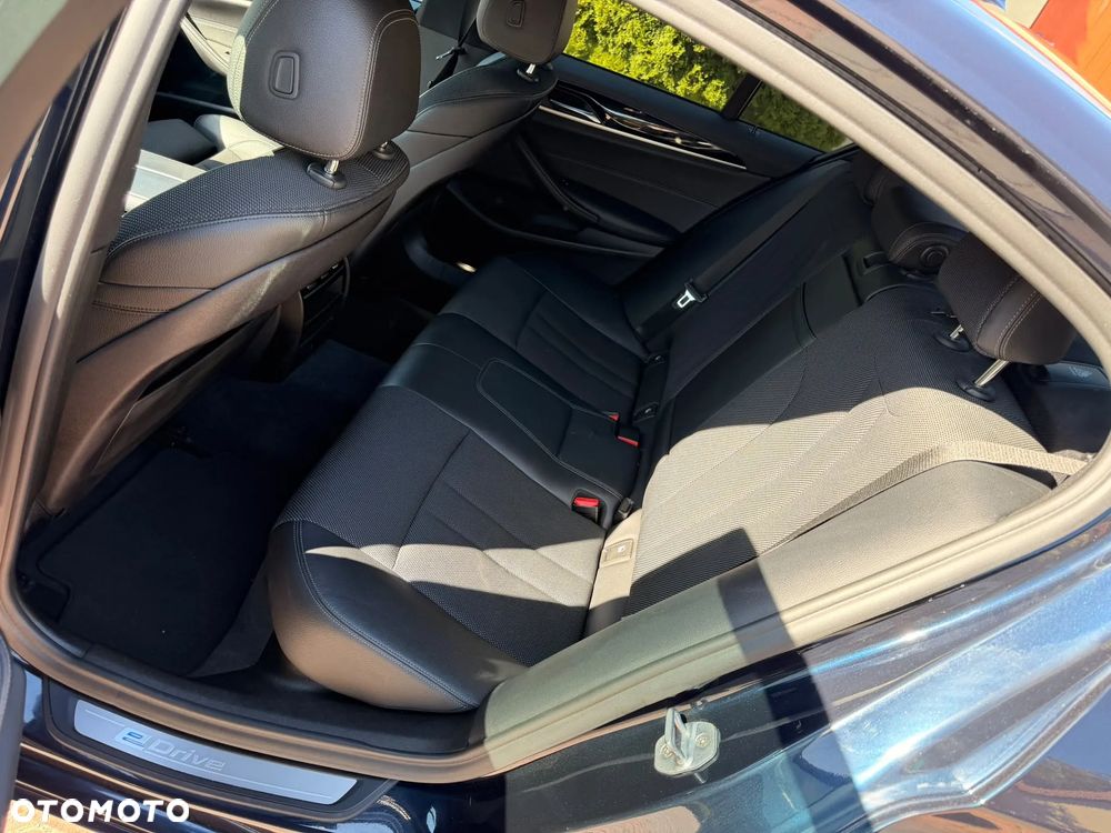 BMW Seria 5 530e iPerformance xDrive - 24