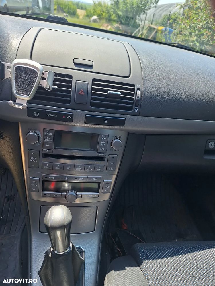 Toyota Avensis 1.6 Sedan Terra - 11