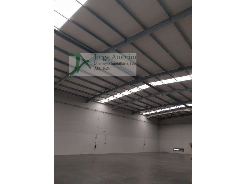 Armazém disponível para entrada imediata. 675 m2 - Grande imagem: 3/8