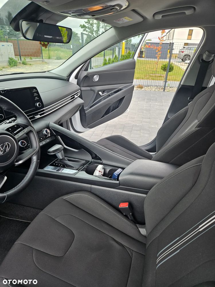Hyundai Elantra 1.6 Executive CVT - 17