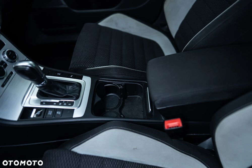 Volkswagen Passat 2.0 TDI DSG BlueMotion Technology R-Line - 29