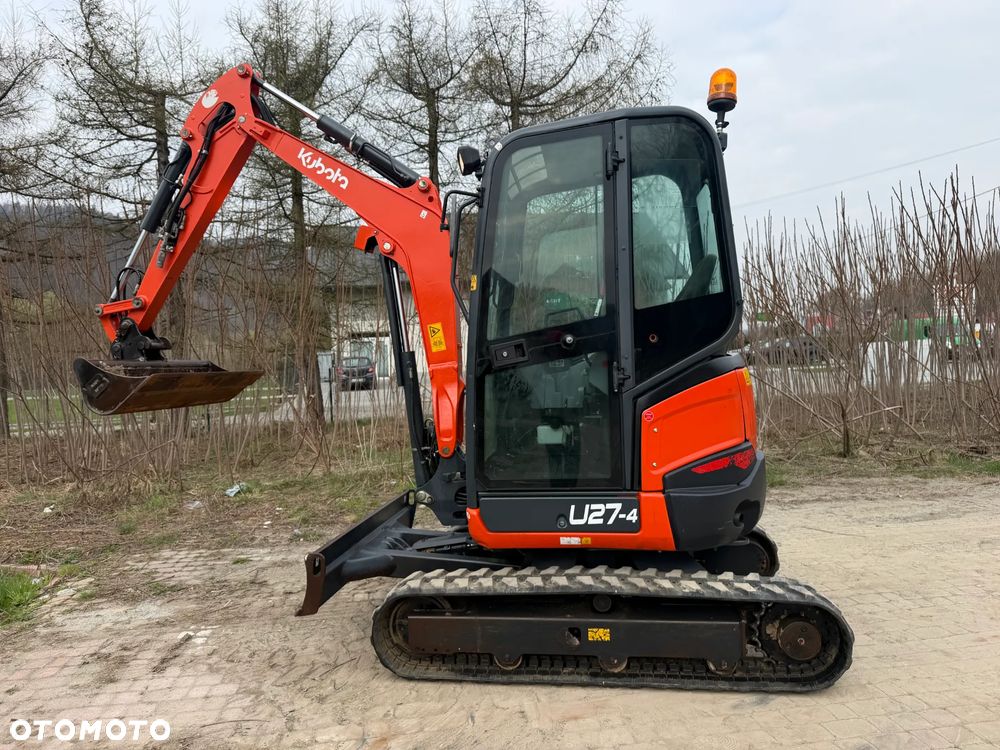 Kubota U27 Minikoparka koparka gąsienicowa 2.8 tony. jak Nówka sztuka z salonu! 2017 rok. 2200mtg. Przywieziona z Gospodarstwa Norweskiego! Zadbana Maszyna ani deka luzów i wycieków. Aktualna Dekra dokumentacja BMWT! Szybkozłącze Hydrauliczne. Szybka wolna jazda.Zamki na tłokach. Wersja Norweska!! OKAZJA - 2
