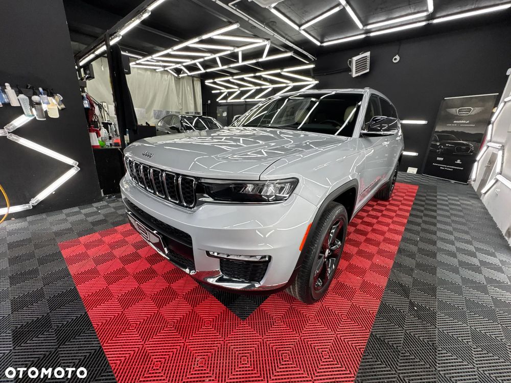 Jeep Grand Cherokee - 32