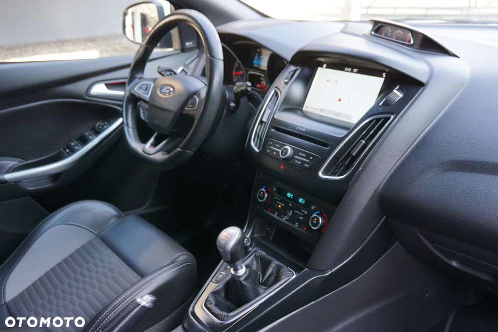 Ford Focus Turnier 2.0 EcoBoost ST mit Leder-Sport-Paket - 23