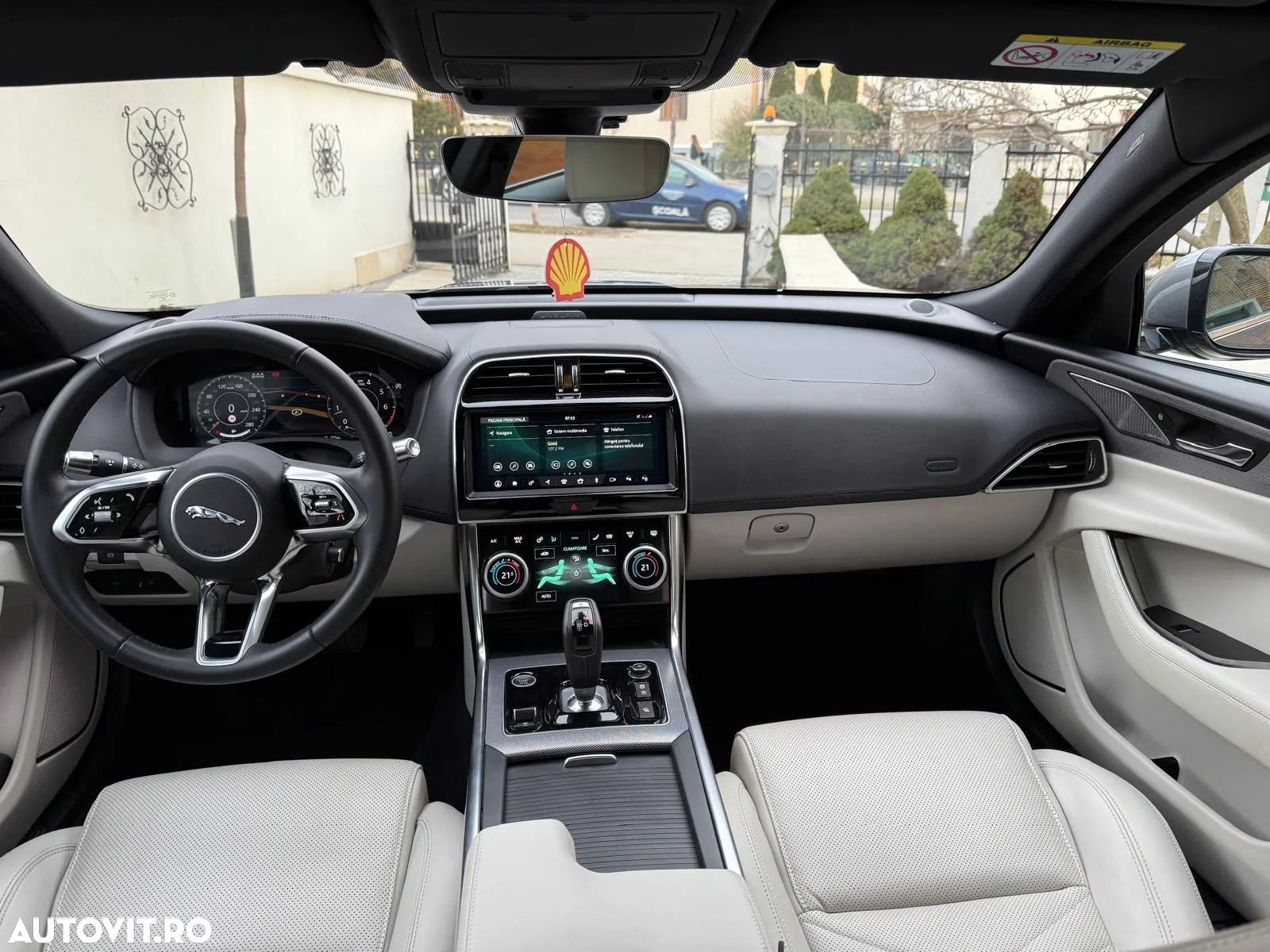 Jaguar XE - 8