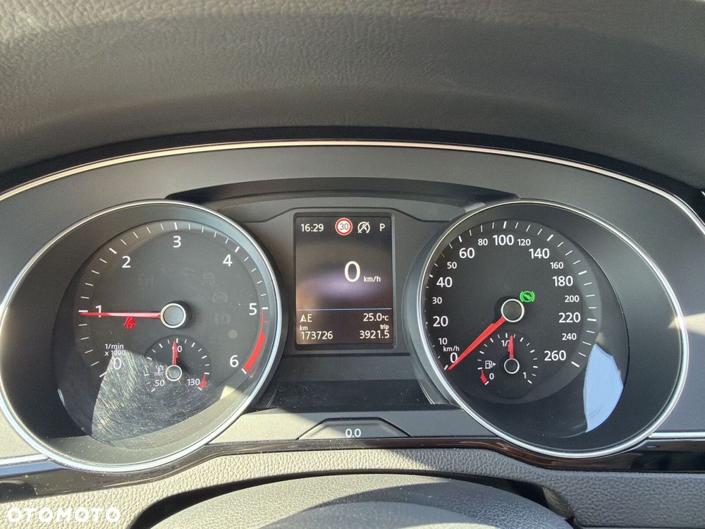 Volkswagen Passat - 16