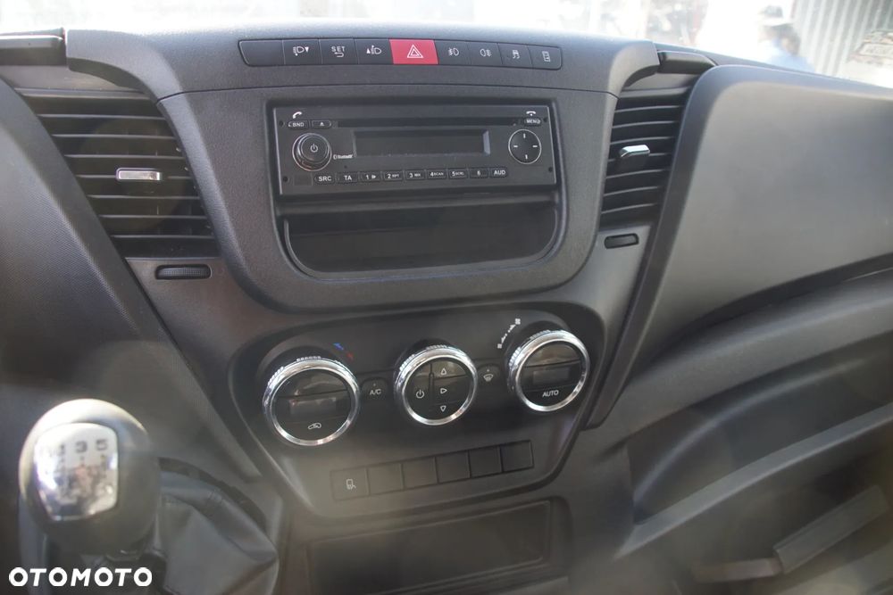 Auto na części - Iveco Daily IV 50C15 3.0 HPI 146 KM F1CFL411J 2840.6 2015R Silnik Skrzynia Drzwi Błotnik Lampa Lusterko Klamka Szyba Zabudowa Kontener Deska Kokpit Sterownik Moduł Czujnik Licznik Panel Kierownica - 13