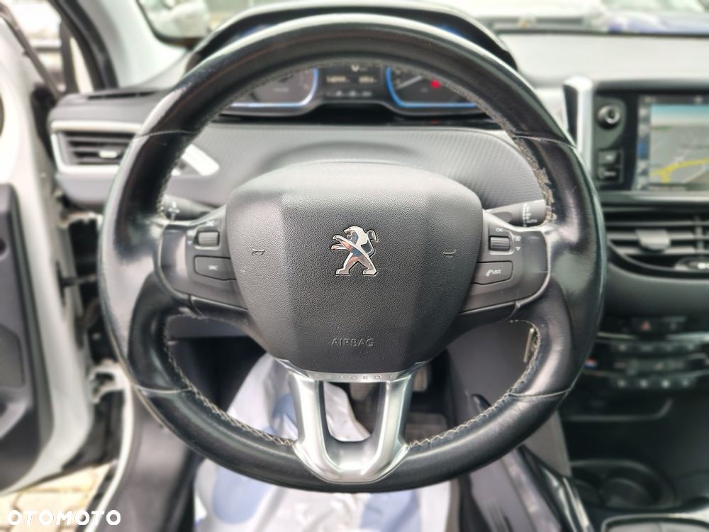 Peugeot 2008 1.2 Pure Tech Allure S&S - 16