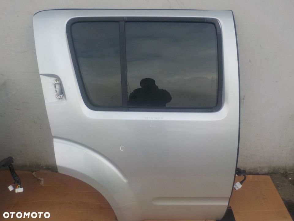 NISSAN PATHFINDER R51 DRZWI PRAWY TYŁ KL0