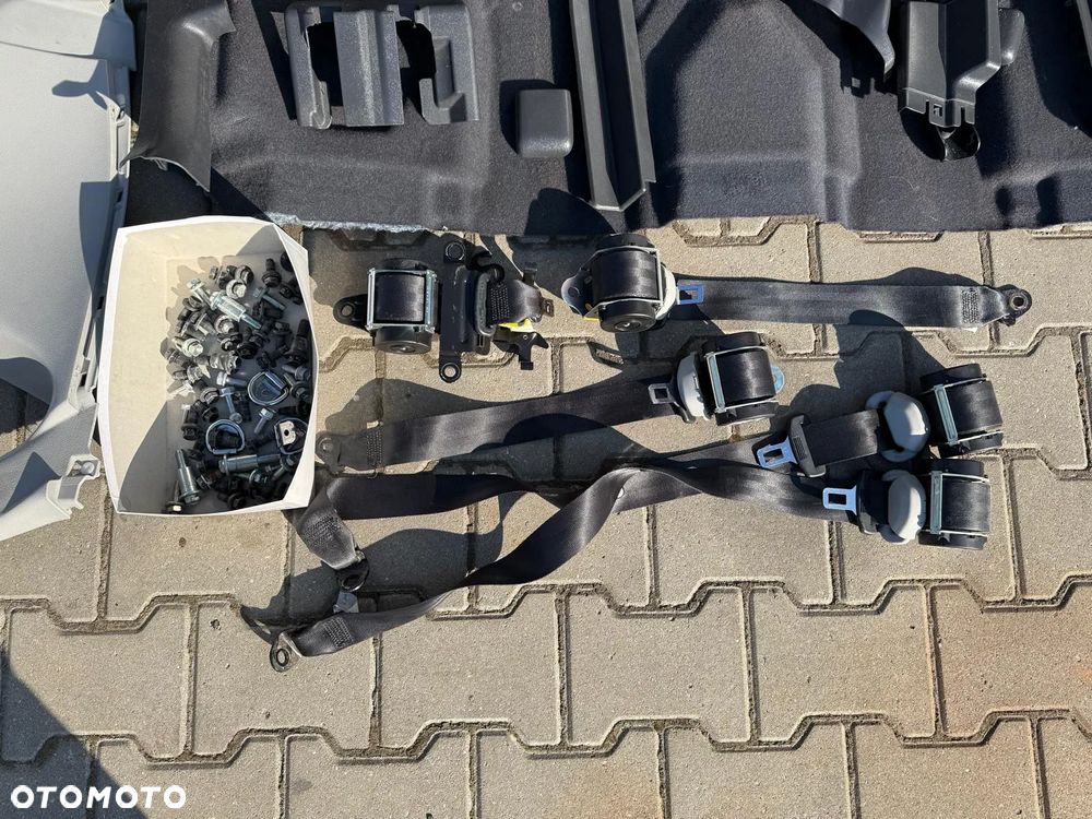 TOYOTA VERSO LIFT 13-18 FOTELE 2 3 RZĄD PASY PLASTIKI PRZEKŁADKA VANA - 13
