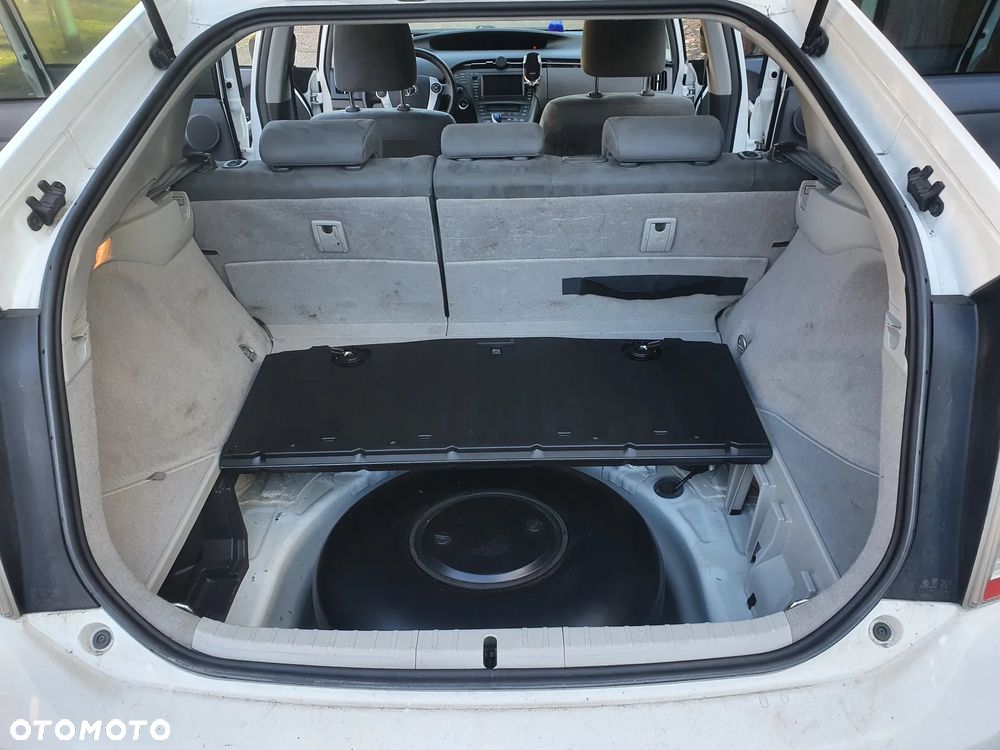 Toyota Prius (Hybrid) - 3