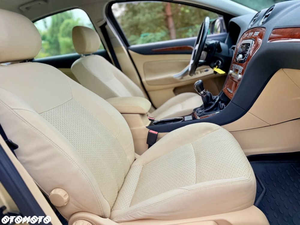 Ford Mondeo 2.0 FF Ghia - 13