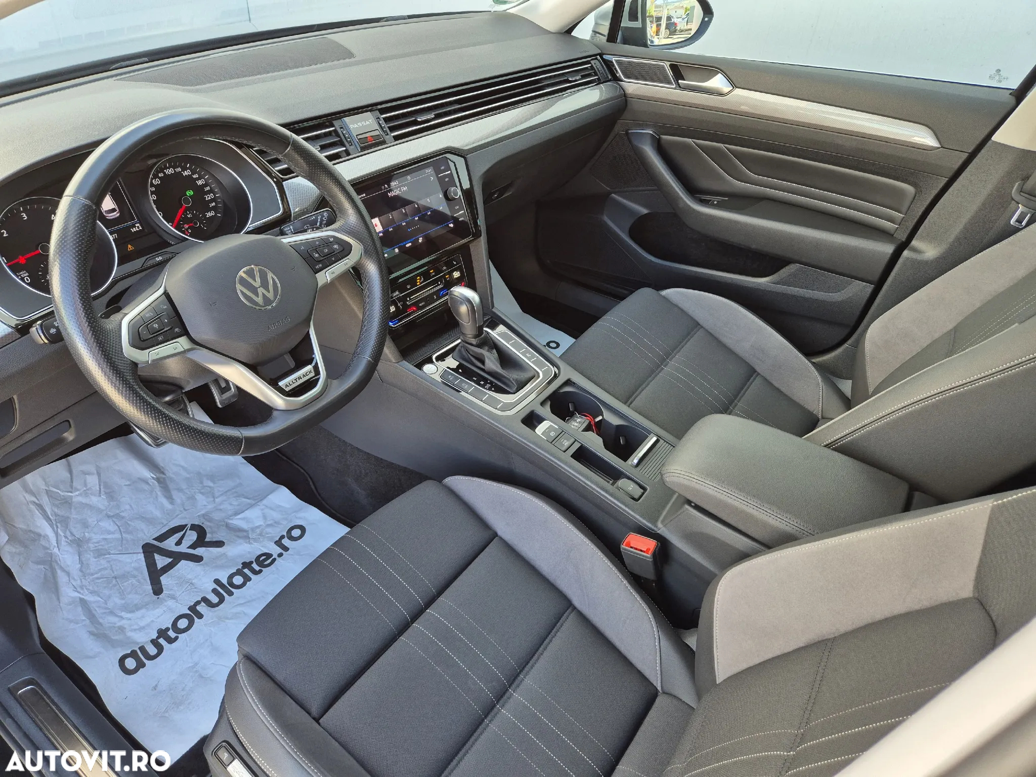 Volkswagen Passat Variant 2.0 TDI SCR DSG 4Motion Alltrack - 9