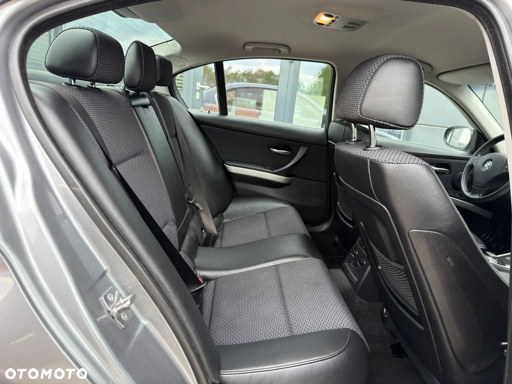 BMW Seria 3 325i Edition Exclusive - 29