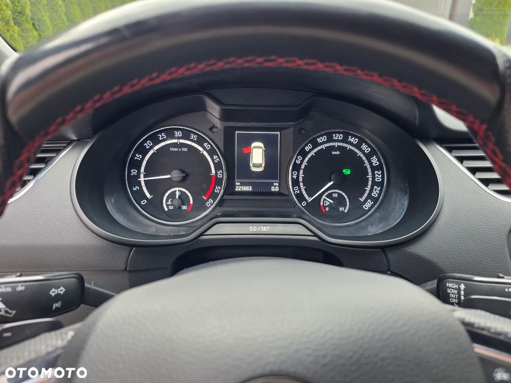 Skoda Octavia 2.0 TDI DSG RS - 32