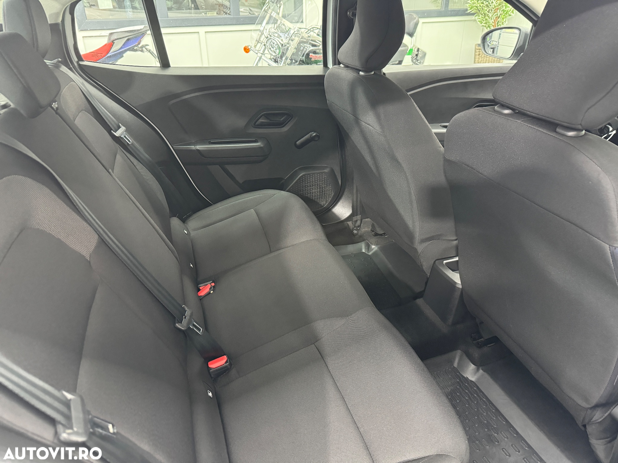 Dacia Logan TCe 90 Essential - 12