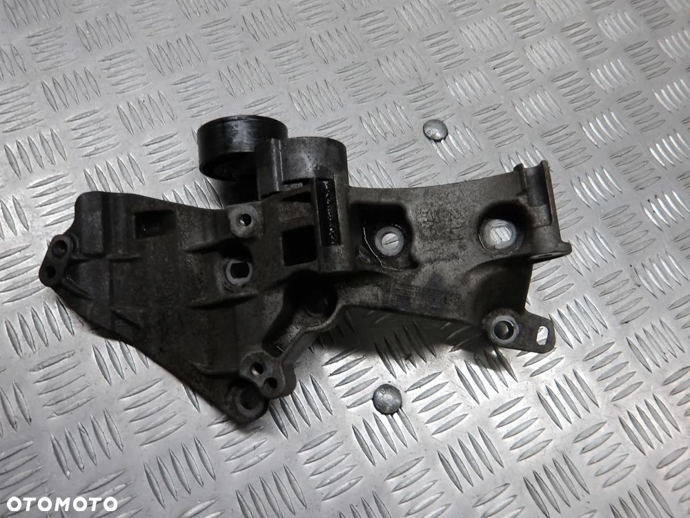 NISSAN QASHQAI I 06-09 1.5 D ŁAPA WSPORNIK ALTERNATORA 8200669495 - 1