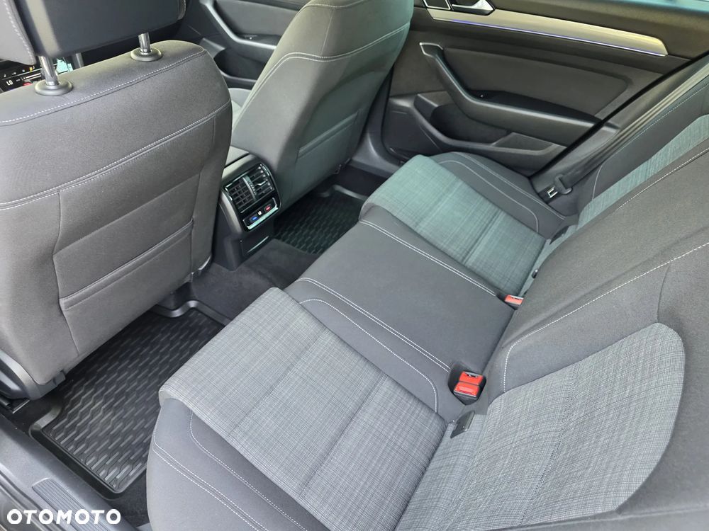 Volkswagen Passat - 11