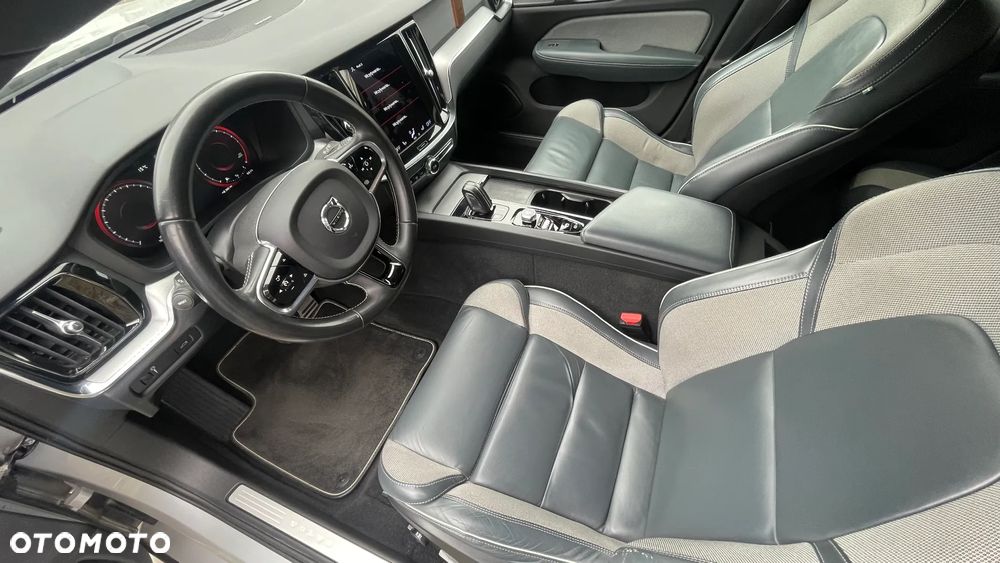 Volvo V60 B3 B R-Design - 10