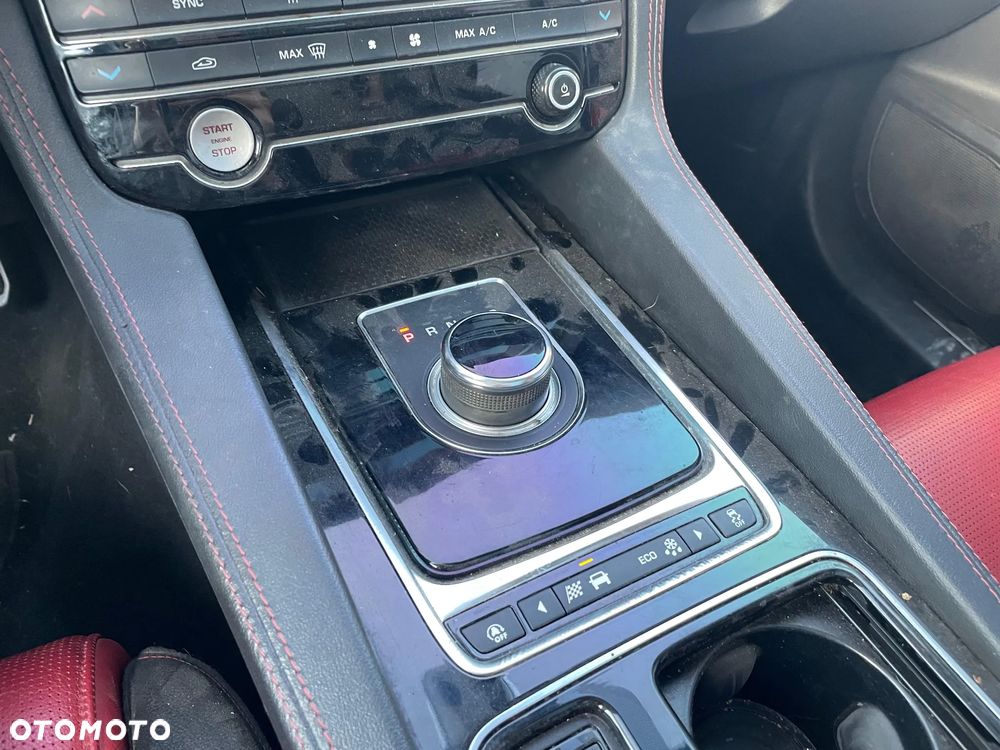 Jaguar F-Pace 2.0 i4P AWD R-Sport - 11