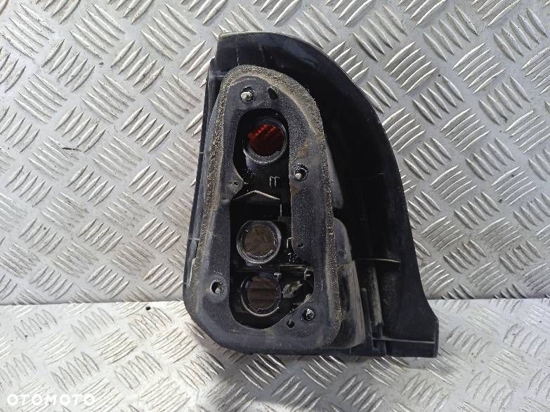 LAMPA PRAWA TYLNA MITSUBISHI COLT 5 - 2