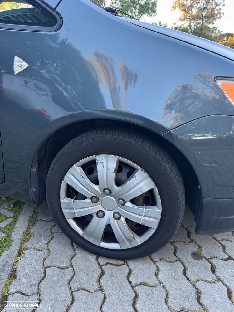 Mitsubishi Colt - 10