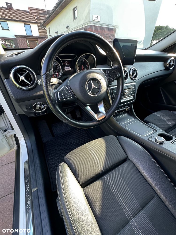 Mercedes-Benz GLA 200 7G-DCT - 17