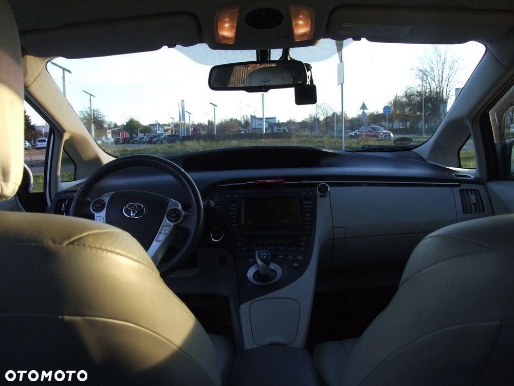 Toyota Prius 1.8 HSD Sol - 30