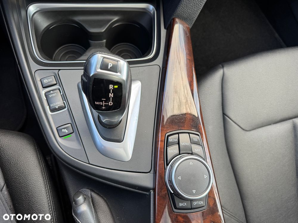 BMW Seria 3 328i xDrive Sport Line - 31