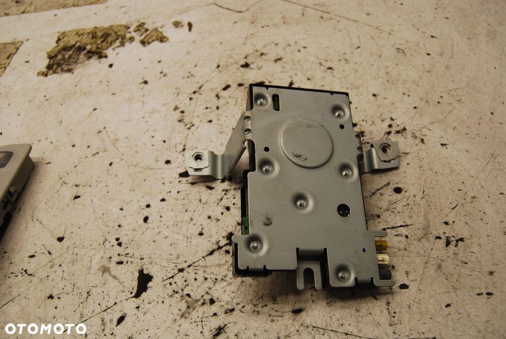 WZMACNIACZ ANTENY 8P4035225 AUDI A3 8P - 2