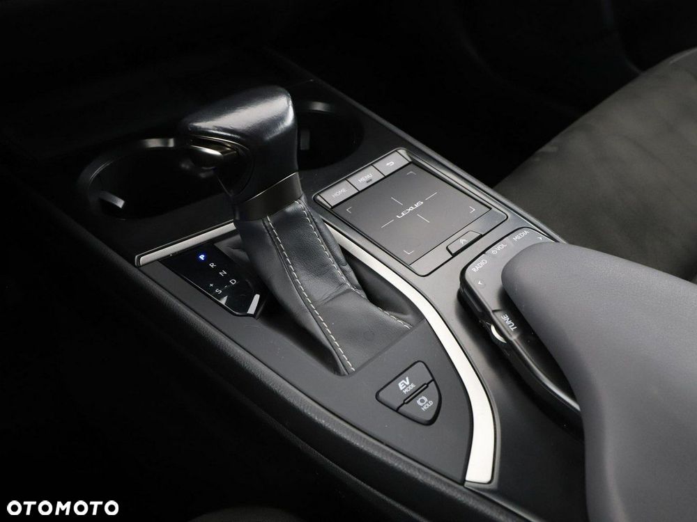 Lexus UX 250h GPF Business 2WD - 28