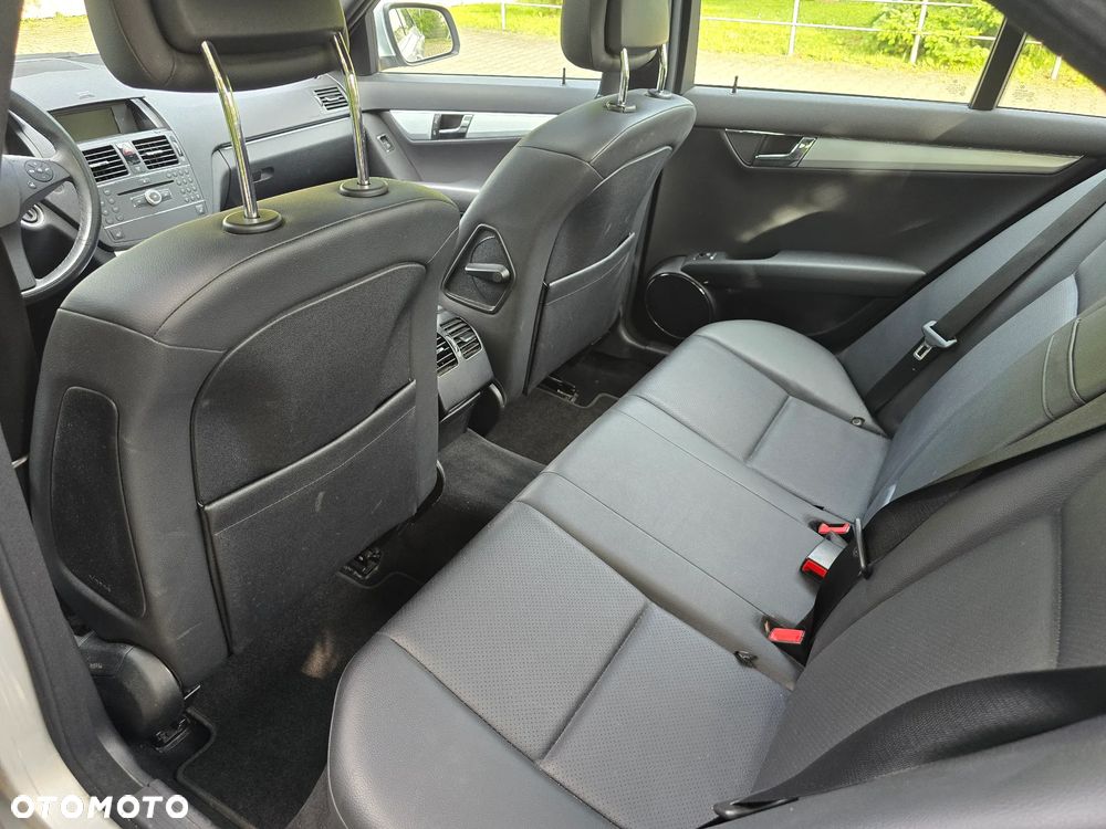 Mercedes-Benz Klasa C 300 4Matic 7G-TRONIC - 22