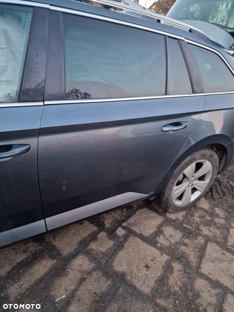 Drzwi  lewy tył  skoda  superb  III  kombi  w  kolorze LF7Y - 2