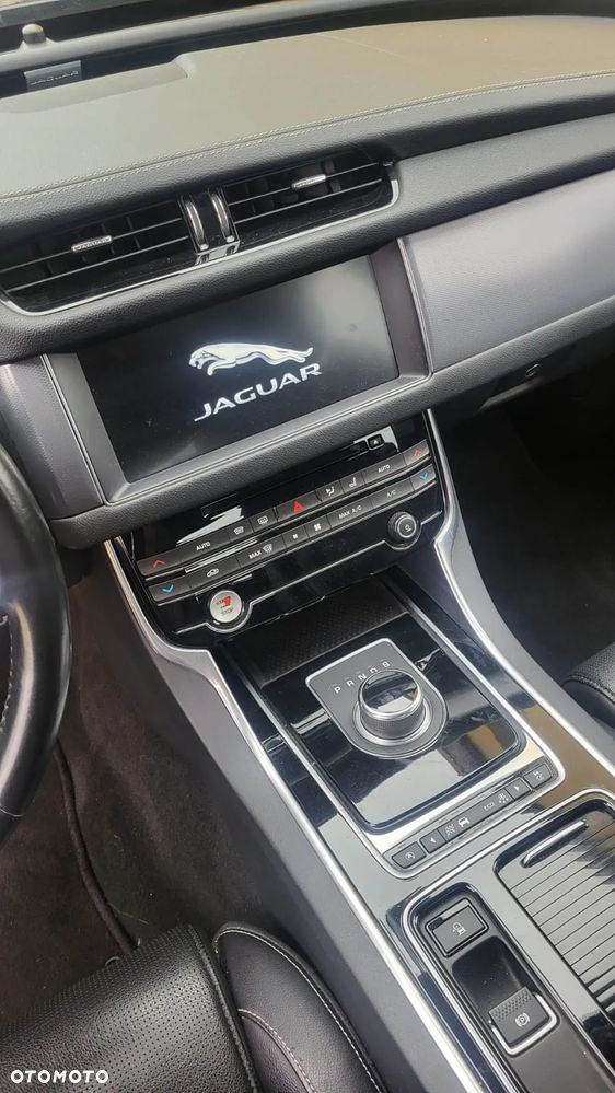 Jaguar XF 20d R-Sport - 15