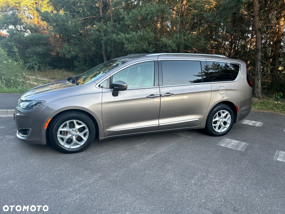 Chrysler Pacifica - 11