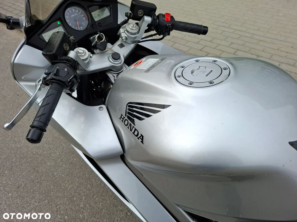 Honda VFR - 29