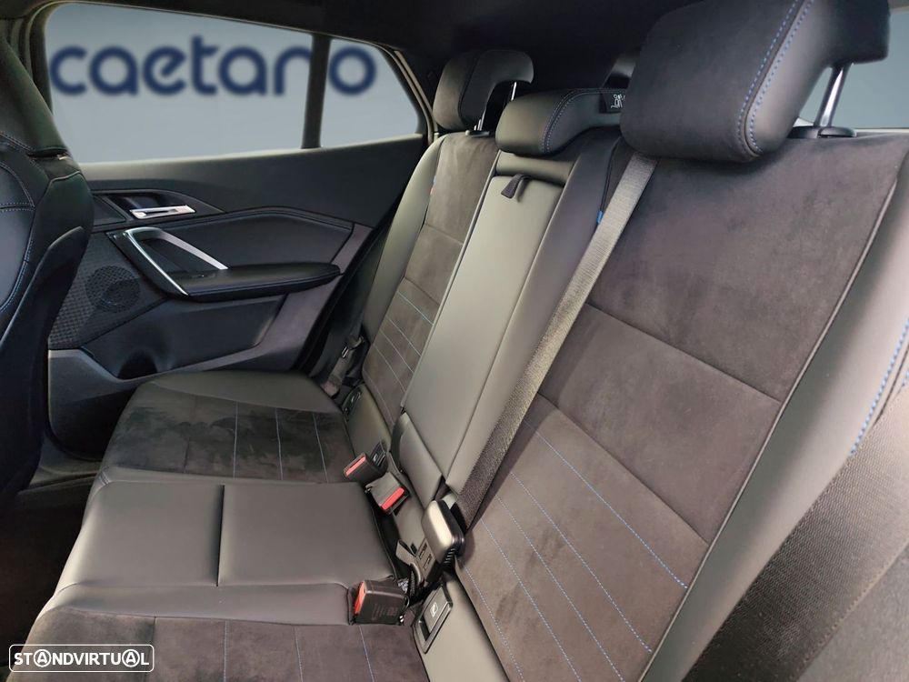 BMW iX2 eDrive20 Pack Desportivo M - 14