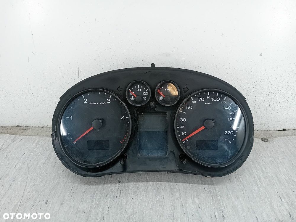 LICZNIK AUDI A2 8Z 8Z0920900 1.4 TDI - 1