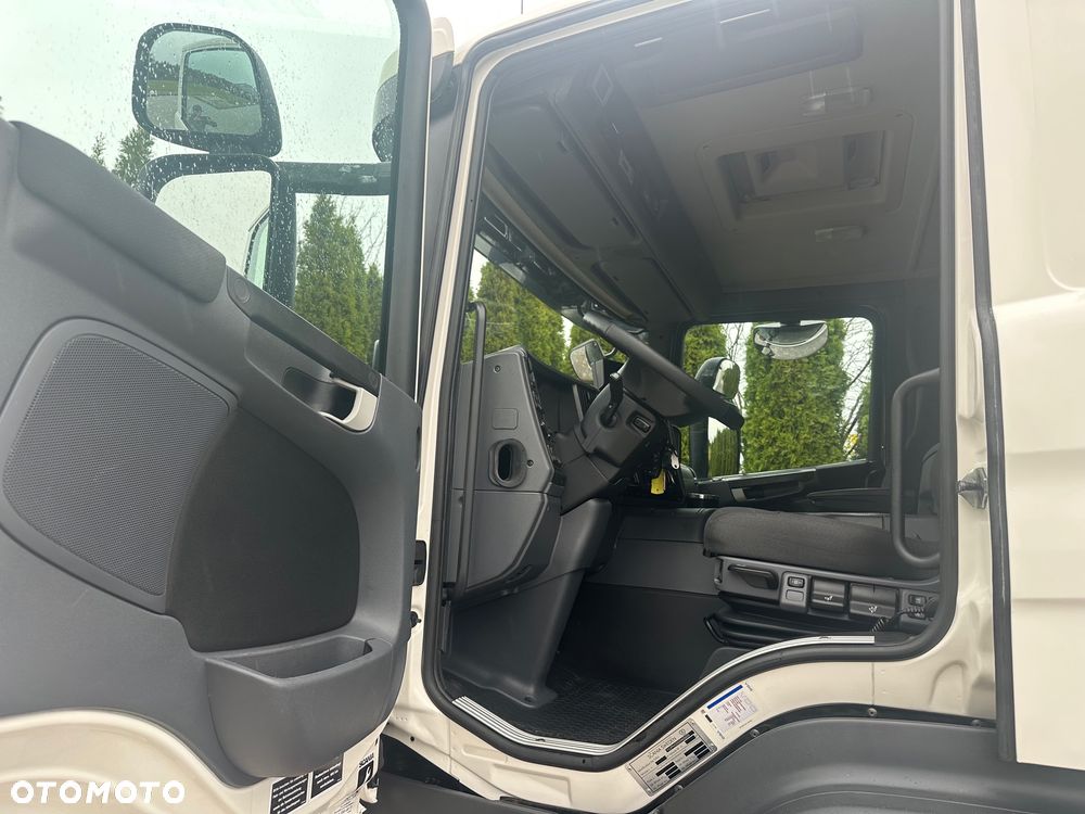 Scania / P360 / 6X2 / CHŁODNIA 7,7 m / Carrier / WINDA / - 26