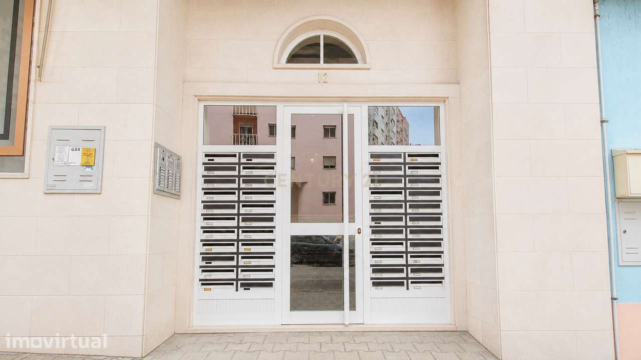 Apartamento T2 em Santa Marta do Pinhal, Corroios com Parqueamento e a - Grande imagem: 2/34