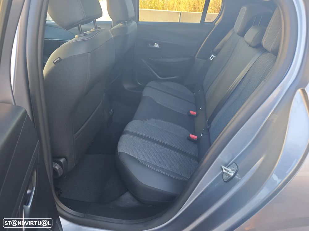 Peugeot e-208 Allure - 32